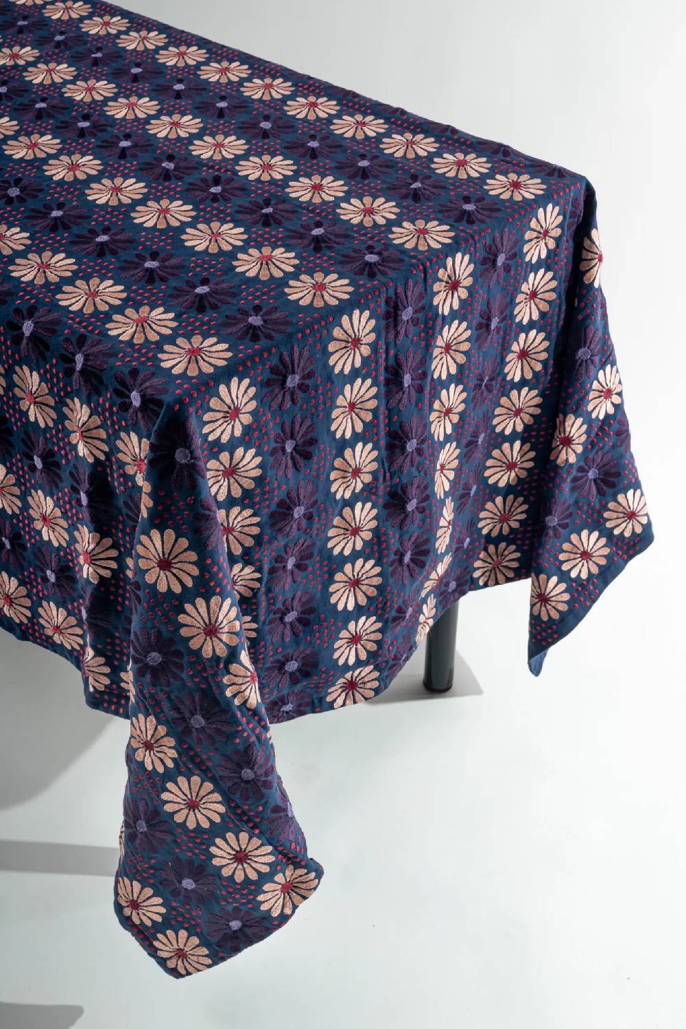 Les Ottomans Embroidered cotton tablecloth EBT08 Affare Del Giorno