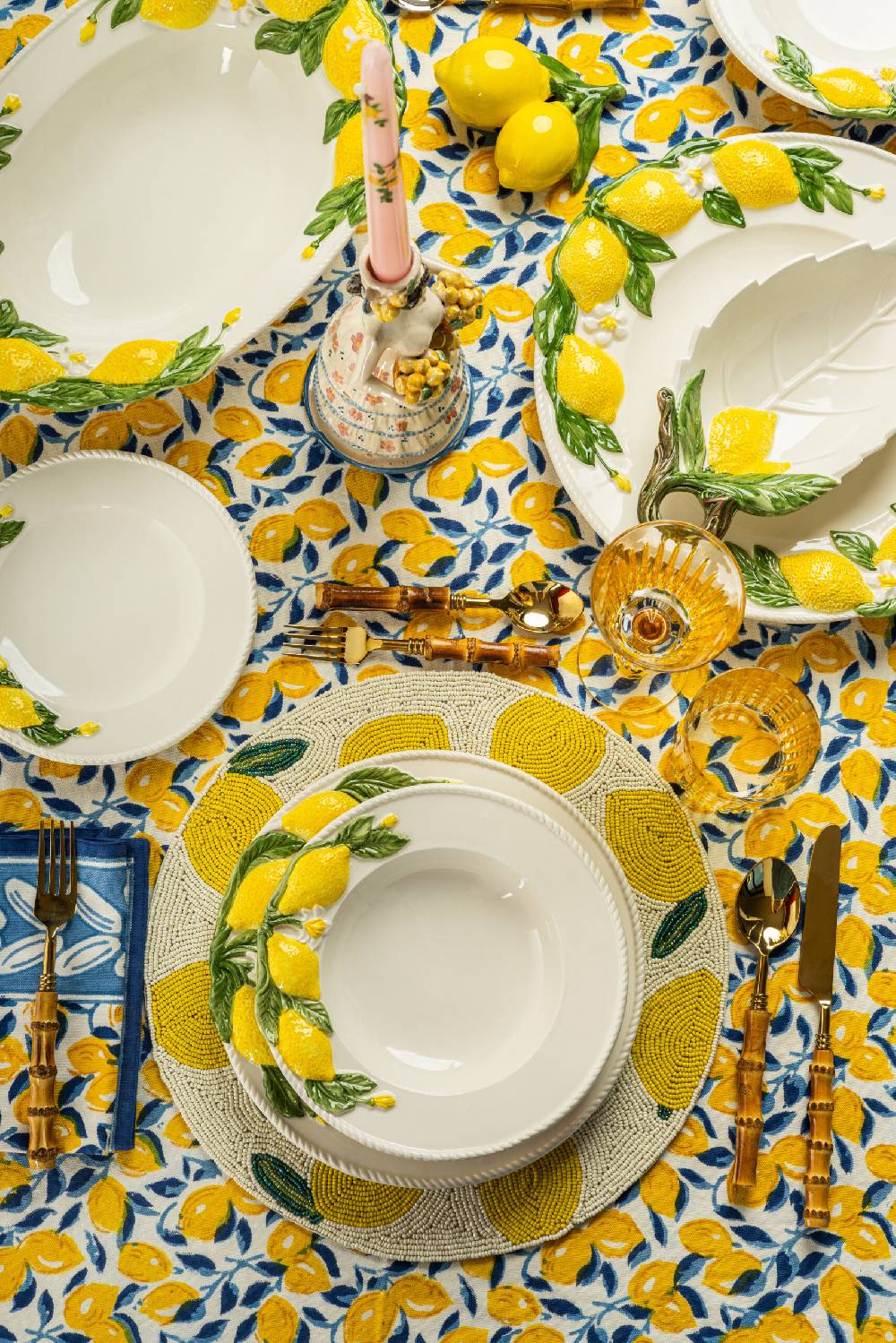 Les Ottomans Lemon handpainted ceramic charger plate In Vendita