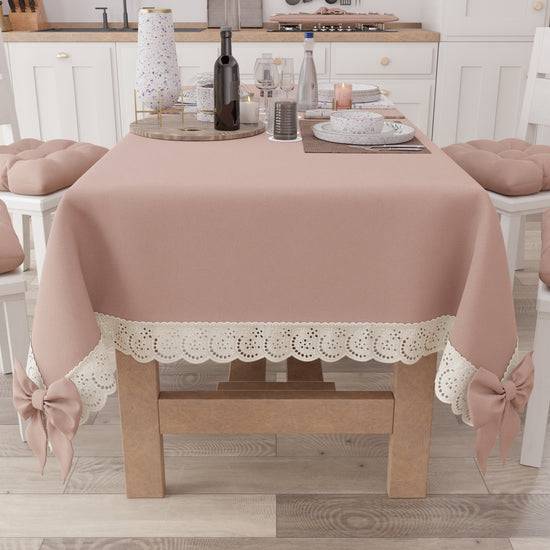 PETTI Tovaglia da Tavola Shabby Chic Copritavolo con Pizzo e Fiocchi Cipria Nuova