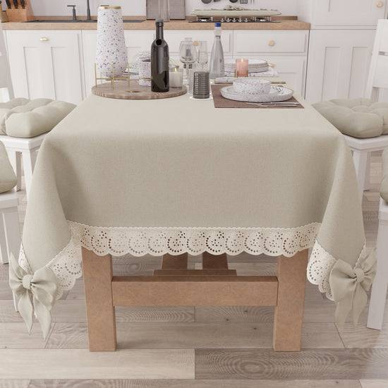 PETTI Tovaglia da Tavola Shabby Chic Copritavolo con Pizzo e Fiocchi Beige Spedizione gratuita
