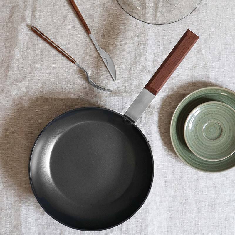 Pintinox Sushi » Padelle in alluminio forgiato con manico effetto mogano Italia