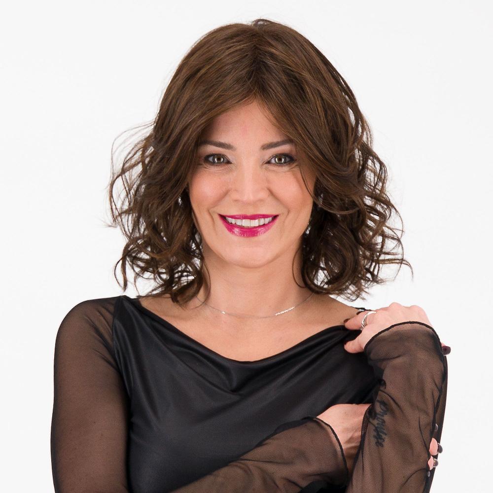 QVC HairDo Parrucca media Lavishly Waved Curl con ciuffo laterale In Linea