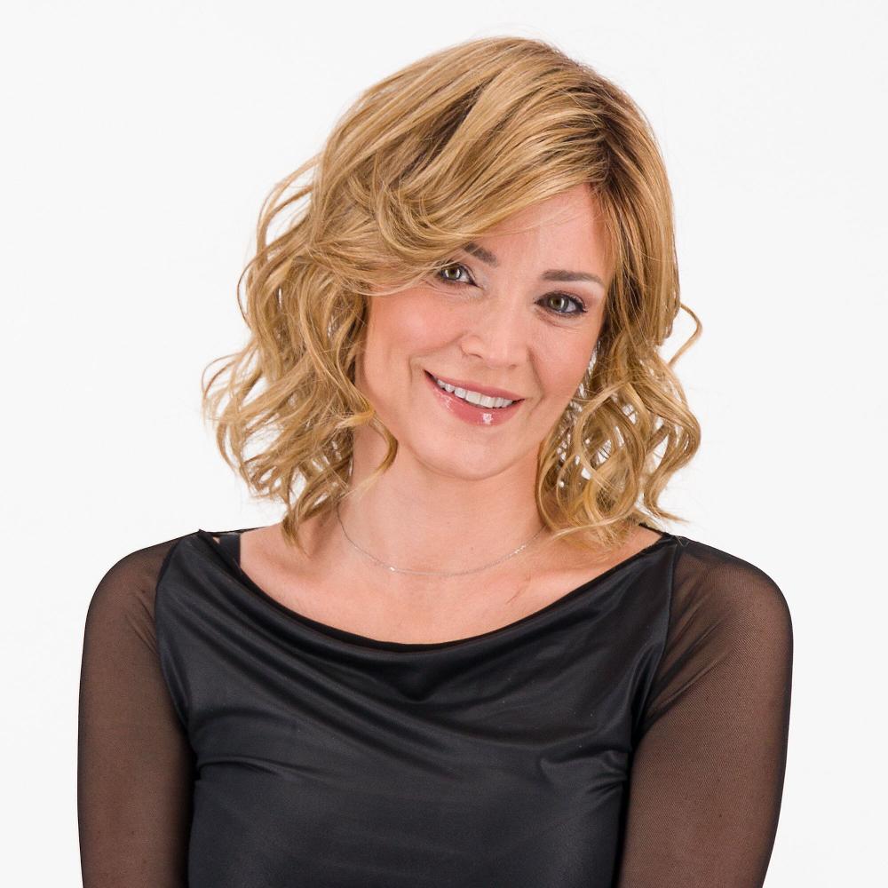 QVC HairDo Parrucca media Lavishly Waved Curl con ciuffo laterale In Linea