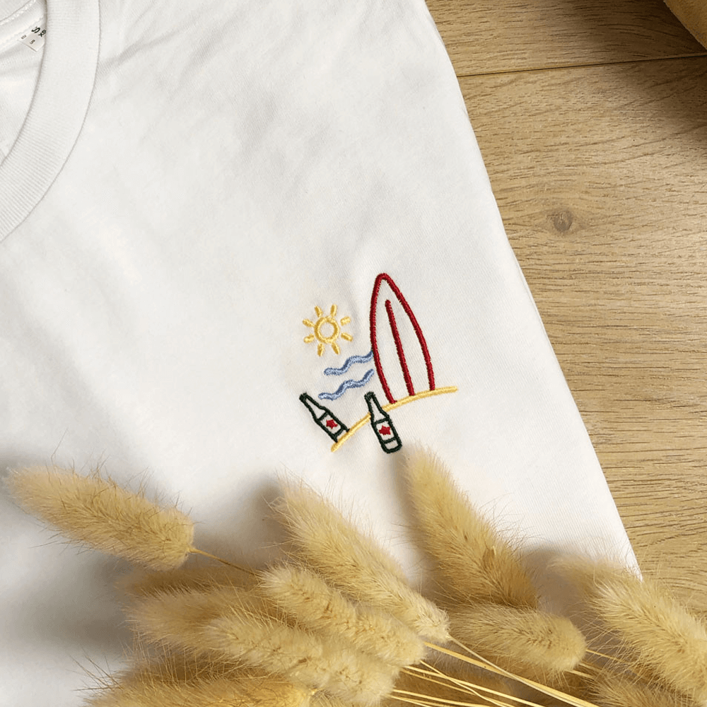 Sbam Design T-Shirt ricamata – Surf Soddisfazione Garantita